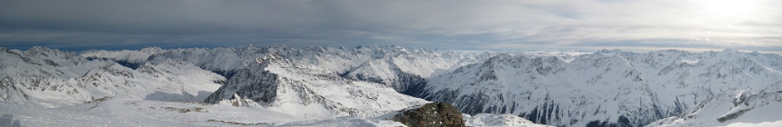 Soelden. Schwarze Schneid (038_soelden1_pano39.jpg). Canon DIGITAL IXUS 850 IS 9528 x 2099 (Taken: 30/12/2009 14:18:49)